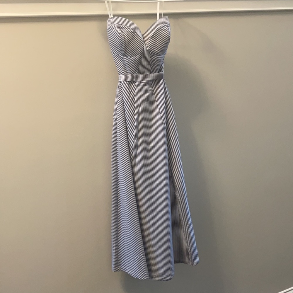 Adorable sweetheart neckline midi dress! Tea length with attached tie belt. Zip